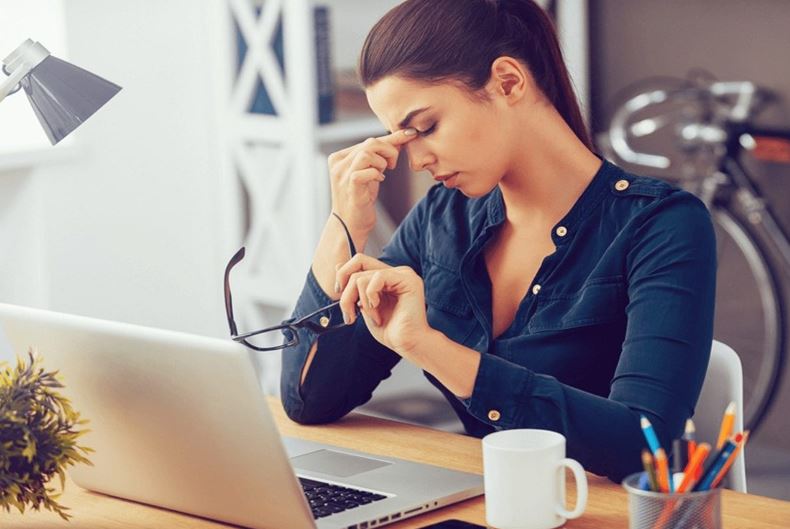 Bật mí cho bạn cách giảm stress trong công việc. 2 Stress công việc gây ra những ảnh hưởng tinh thần