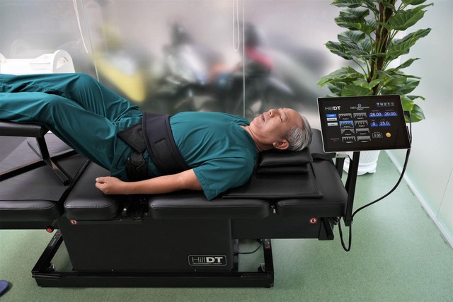 Nghệ sĩ Trung D&acirc;n v&agrave; MC Thanh Thảo bật m&iacute; b&iacute; quyết "tạm biệt" cơn đau xương khớp an to&agrave;n, hiệu quả với "3 kh&ocirc;ng" - Ảnh 2.