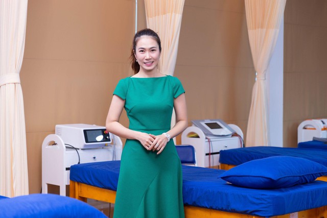 Nghệ sĩ Trung D&acirc;n v&agrave; MC Thanh Thảo bật m&iacute; b&iacute; quyết "tạm biệt" cơn đau xương khớp an to&agrave;n, hiệu quả với "3 kh&ocirc;ng" - Ảnh 1.